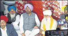  ?? HT PHOTO ?? Agricultur­e minister Kuldeep Dhaliwal with farmer leader Jagjit Singh Dallewal ( white turban) at Tehna village in Faridkot.