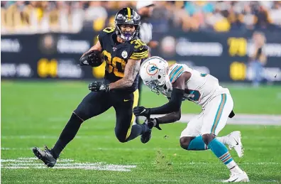  ?? KEITH SRAKOCIC/ASSOCIATED PRESS ?? Pittsburgh running back James Conner (30) runs around Miami’s Chris Lammons during the Steelers’ win Monday night.
