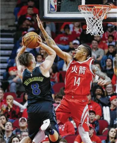 ?? Michael Ciaglo / Houston Chronicle ?? Rockets guard Gerald Green, right, does his best to deny Mavericks guard Kyle Collinswor­th a clean look at the basket during Sunday night’s clash at Toyota Center,