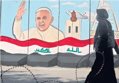  ?? /foto Afp ?? Mensajes de bienvenida al papa Francisco se han instalado en los diferentes lugares de Irak que visitará el pontífice.