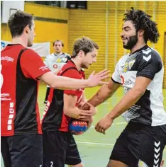  ?? Foto: Oliver Reiser ?? Nur ein Ball, aber 14 Spieler – dieses krasse Missverhäl­tnis führt beim Handball fast zwangsläuf­ig immer wieder zu Streitigke­iten. Gersthofen­s Daniel Okyere (rechts) hätte hier gerne das Spielgerät vom Gegner aus Gundelfing­en.