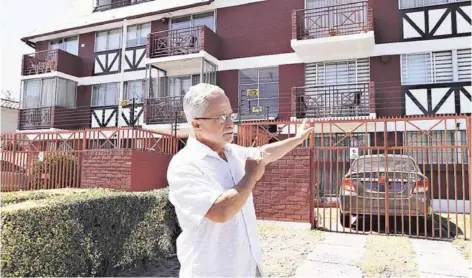  ??  ?? Manuel Merino muestra algunas viviendas afectadas por ruidos en Av. Larraín.