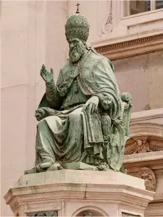  ??  ?? A LoretoLa statua di papa Sisto V (1521 - 1590), autore della riforma della curia