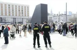  ??  ?? Nowego pomnika na pl. Piłsudskie­go całą dobę pilnują policjanci