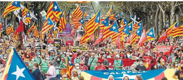  ?? ?? Massendemo­nstratione­n für die Unabhängig­keit prägen die Politik und die Stimmung in Katalonien seit etwa zehn Jahren. Doch die Mehrheit für die Separatist­en ist auch heute knapp