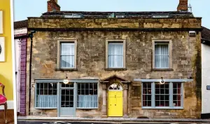  ??  ?? IMPOSING: The Georgian facade of No1 Bruton and, left, its arty interior