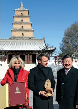  ??  ?? Le président français et sa femme visitent la Grande Pagode de l’Oie sauvage à Xi’an, le 8 janvier.