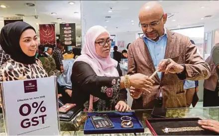 ?? PIC BY HAFIZ SOHAIMI ?? Habib Jewels Sdn Bhd managing director Datuk Seri Meer Habib (right) at one of its outlets in Kuala Lumpur yesterday.