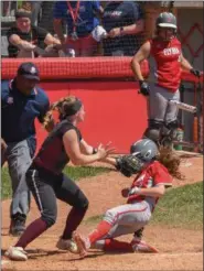  ?? ERIC BONZAR — THE MORNING JOURNAL ?? Elyria’s Macy Taylor is tagged at home plate by Lebanon catcher Molly Osborne in the bottom of the seventh. An interferen­ce call at third base reversed the call, giving the Pioneers the run and a 4-3 D-I state championsh­ip win over the Warriors.