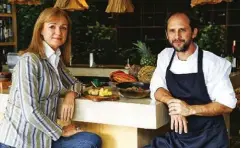  ??  ?? Cristina Morató con el chef Pedro Miguel Schiaffino, experto en cocina amazónica.
