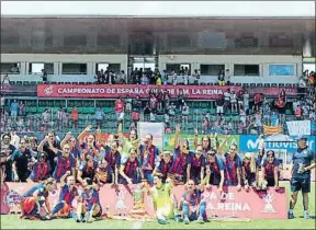  ?? VÍCTOR LERENA / EFE ?? Las jugadoras barcelonis­tas celebran el título