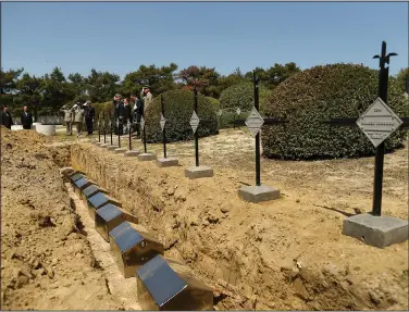  ?? ?? French army officers salute after putting the missing soldiers to rest.