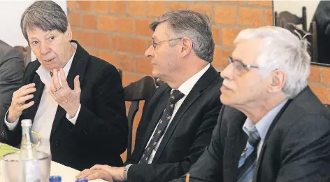  ?? RP-FOTO: GOTTFRIED EVERS ?? Bundesmini­sterin Barbara Hendricks mit RLV-Präsident Bernhard Conzen und Kreislandw­irt Josef Peters (von links nach rechts).