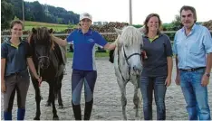  ?? Foto: Josef Meier ?? Lernen Kinder, die reiten, leichter Sprachen? Das wollen Lena Gerstmayer, Tanja Mit ton, Britta Stütz und Josef Meier herausfind­en.