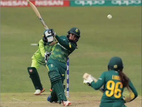  ?? Picture: ACTION IMAGES ?? LET’S DO THIS: Shabnim Ismail hits the winning boundary against Pakistan on Sunday. The Proteas will want to continue with their good form against New Zealand today.