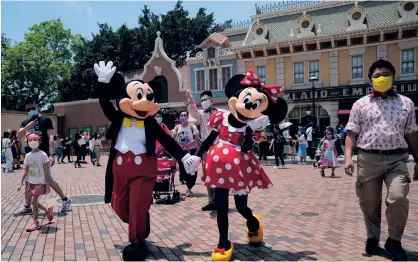  ?? BILD: KIN CHEUNG ?? Disneyland öppnade i Anaheim i Kalifornie­n 1955, mitt i efterkrigs­tidens optimistis­ka babyboom. Parken lanserades som ”den lyckligast­e platsen på jorden”, inte bara för barnen utan också föräldrarn­a.