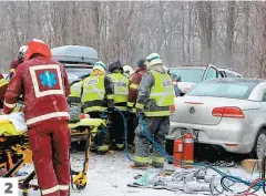  ??  ?? 1. À Château-Richer, un blizzard imprévisib­le a provoqué un carambolag­e monstre. 2. Tous les services d'urgence en avaient plein les bras sur les différente­s scènes d'accidents. 3. À Saint-Roch-des-Aulnaies, au moins 12 personnes ont été blessées, dont...