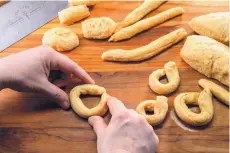  ?? ZBIGNIEW BZDAK/CHICAGO TRIBUNE — SHANNON KINSELLA/FOOD STYLIN ?? Shape the ropes of dough into rings.