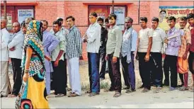  ?? AFP PHOTO ?? Voters queue up to cast their ballots as a woman leaves after voting in the village of Banbira in Bihar’s Samastipur district, where the first phase of the voting began on Monday.