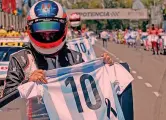  ?? AFP ?? Buenos Aires Rubens Barrichell­o prima della gara di turismo in Argentina, mostra la maglia della nazionale di Maradona, listata a lutto