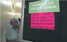  ??  ?? PROGRAMA. Antes de la cirugía, el personal de Salud ofrece consejería­s a los varones.