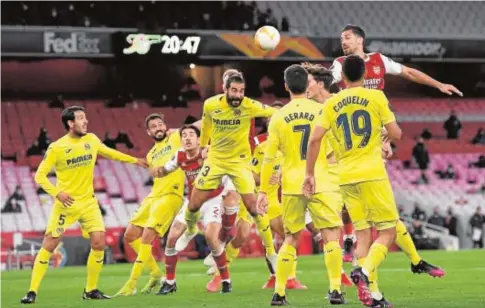  ?? ABC ?? Los jugadores del Villarreal pelean un balón áreo con un jugador del Arsenal