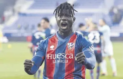  ?? ?? Samu Obeng celebra la victoria de la SD Huesca lograda gracias a su gol en el minuto 92.