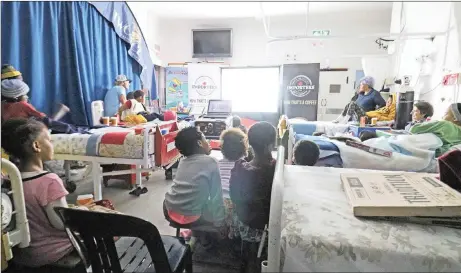  ?? Picture: PR12 ?? NEW HORIZONS: Charity campaigner Greg Bertish, back left, with young Maitland Cottage Hospital patients as they are treated to a movie night and party. Earlier Bertish told the children of his 200-day fight against heart infections and his subsequent epic voyage in a dinghy.