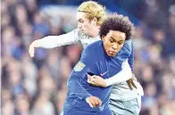  ??  ?? WILLIAN (kiri) cuba melepasi kawalan pemain tengah Everton, Tom Davies pada perlawanan pusingan keempat Piala Liga Inggeris di Stamford Bridge, London Rabu lepas. — Gambar AFP