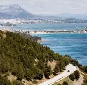  ?? (Photo doc. V-m.) ?? Le Départemen­t lance une grande opération de débroussai­llement et d’abattage de certains arbres le long de la corniche merveilleu­se.