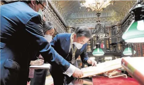  ?? // ABC ?? Moon Jae-in (a la derecha) revisa el mapa junto a miembros de su delegación y al director de la biblioteca