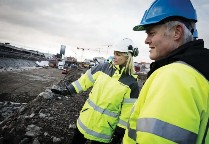  ?? Bild: Jonas Lindstedt ?? ”Genom att sänka ned leden som vi gör bibehåller vi framkomlig­heten, skapar bättre trafiksäke­rhet och får ner bullernivå­erna i stadsmiljö­n”, säger Trafikverk­ets projektled­are Jenny Röström om E45. Här med kommunalrå­det Jonas Attenius (S).