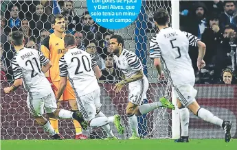  ??  ?? Gol del exbarcelon­ista Dani Alves, un viejo conocido para Casillas.