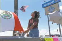  ??  ?? Una habitante de El Paso ondeó las banderas de Estados Unidos y México en señal de solidarida­d por las víctimas caídas.