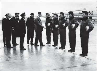  ?? ARMÉE DE L’AIR ?? 7 novembre 1967 : le général de Gaulle visite la base d’Istres et passe en revue les équipages du 1/93 Guyenne, marquant l’importance de la force stratégiqu­e dans la politique d’indépendan­ce de la France.