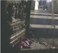  ?? ALEX WONG / GETTY IMAGES FILES ?? A scarf is left behind on Thursday outside a damaged
entrance of the U.S. Capitol.