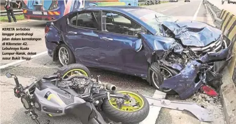  ??  ?? KERETA terbabas langgar pembahagi jalan dalam kemalangan di Kilometer 42, Lebuhraya Kuala Lumpur-Karak, dekat susur Bukit Tinggi.