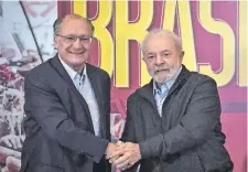  ?? ?? El expresiden­te de Brasil Lula da Silva (d) junto a su compañero de fórmula presidenci­al, Geraldo Alckmin (i). (AFP)