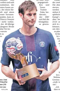  ?? FOTO: DPA ?? Freude sieht anders aus: Uwe Gensheimer mit dem Pokal für den besten Torschütze­n (115 Treffer) der Champions-League-Saison.