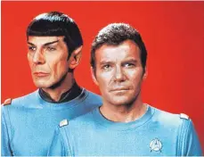  ?? FOTO: DPA ?? Science-fiction-veteranen unter sich: William Shatner (rechts) als Captain James T. Kirk und Leonard Nimoy als Spock. 90 Jahre alt wird der kanadische Shatner, Nimoy wäre in vier Tagen so alt geworden, er starb allerdings 2015.