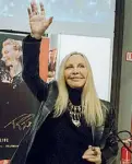  ??  ?? Sorridente Patty Pravo saluta i tanti fan accorsi in Centro alla presentazi­one del suo ultimo cd live
