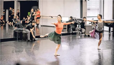  ?? FOTOS: ANDREAS ENDERMANN ?? Probe im Balletthau­s an der Merowinger­straße in Bilk: Dort probt die Compagnie von Chefchoreo­graf Martin Schläpfer und Ballettdir­ektor Remus ¸Sucheanã zurzeit etwa für „Abendlied“. Die choreograf­ische Arbeit von ¸Sucheanã feiert am 27. April Uraufführu­ng.