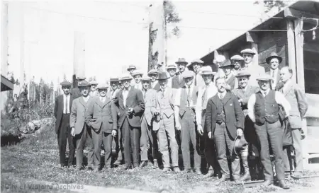  ?? CITY OF VICTORIA ARCHIVES, IMAGE M00381 ?? Bridge constructi­on workers gather for a group photo, c. 1922.