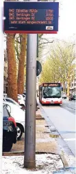  ?? RP-FOTO: VO ?? Eigentlich sollte eine Straßenbah­n kommen – gestern kamen Busse: Die Haltestell­e Uerdinger- / Roonstraße; die Anzeigetaf­el warnt vor Einschränk­ungen des Linienverk­ehrs.
