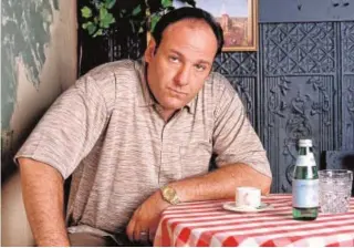  ??  ?? James Gandolfini, como Tony Sorpano, un mafioso con ataques de pánico