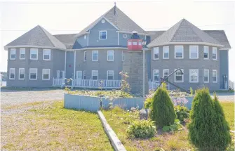 ?? CHRIS CONNORS • CAPE BRETON POST ?? The Point of View Suites, a five-acre resort on the Atlantic coast near the Fortress of Louisbourg, includes 20 suites, two restaurant­s, a laundromat, beach house, and a lobster shack.