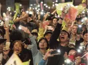  ?? CHIANG YING-YING AP ?? Supporters of Taiwan's 2020 presidenti­al election candidate, Taiwan president Tsai Ing-wen, cheer Tsai's victory in Taipei on Saturday.