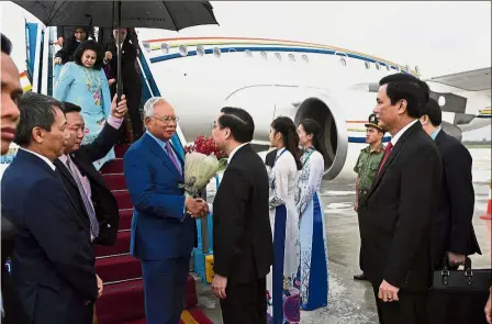  ?? — Bernama ?? Warm welcome: Najib and wife Datin Seri Rosmah Mansor being greeted as they arrive at Danang Internatio­nal Airport in Vietnam for the Apec summit.