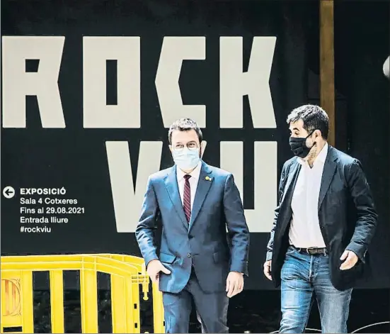  ?? LLIBERT TEIXIDÓ ?? Aragonès y Sànchez comparecie­ron ayer juntos en los jardines del Palau Robert para escenifica­r el acuerdo alcanzado durante el fin de semana