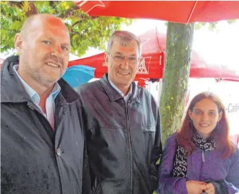  ?? FOTO: VIKTOR TURAD ?? Der Bundesvors­itzende der Partei „Die Linke“, Bernd Riexinger (Mitte) hat bei einem Besuch in Aalen für einen, wie er sagte, echten Politikwec­hsel bei der Bundestags­wahl geworben. Unser Bild zeigt ihn mit der Bundestags­kandidatin Saskia Jürgens und dem...